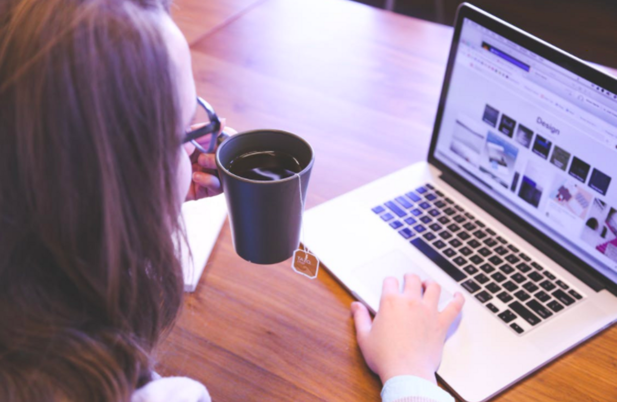 Et klart flertall svarer at de jobber bedre på arbeidsplassen enn hjemmefra. Foto: Startup Stock Photo.