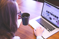 Et klart flertall svarer at de jobber bedre på arbeidsplassen enn hjemmefra. Foto: Startup Stock Photo.