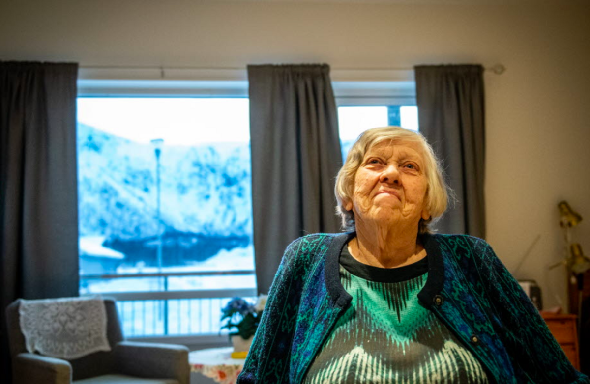 Ingeborg Rasmussen (89) bor i omsorgsbolig. Hun er teknologioptimist og vil ha varmesøkende kamera og falldetektor om det skulle bli behov. Foto: Kristina R. Johnsen