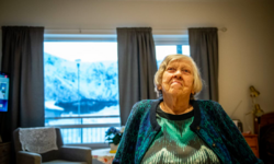 Ingeborg Rasmussen (89) bor i omsorgsbolig. Hun er teknologioptimist og vil ha varmesøkende kamera og falldetektor om det skulle bli behov. Foto: Kristina R. Johnsen