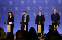 For å begrense spredningen av covid-19 innførte regjeringen 12. mars tiltak som begrenset innbyggernes frihet. F.v.: Camilla Stoltenberg (FHI), helse- og omsorgsminister Bent Høie, statsminister Erna Solberg og helsedirektør Bjørn Guldvog. Foto: Eir