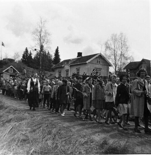 17. mai tog, Fredheim skole i Tingelstad, 1958. ©Randsfjordmuseet 17. mai tog, Fredheim skole i Tingelstad, 1958.