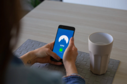 Den nye løsningen vil bygge på teknologi fra Google og Apple og kun samle inn informasjon om hvem som har vært i nærheten av hverandre. Denne informasjonen vil i mye større grad lagres lokalt på brukerens mobiltelefon. Foto: Petter Lagson / Unsplash