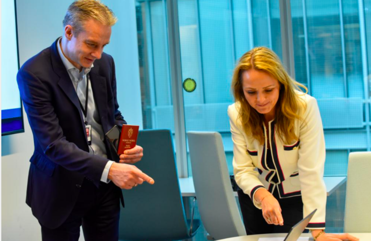 Foto: Digitaliseringsdirektoratet Digitaliseringsdirektør Steffen Sutorius viste fram den nye eID-løsningen for statsråd Linda Hofstad Helleland.