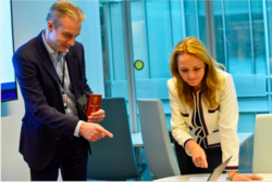 Foto: Digitaliseringsdirektoratet Digitaliseringsdirektør Steffen Sutorius viste fram den nye eID-løsningen for statsråd Linda Hofstad Helleland.