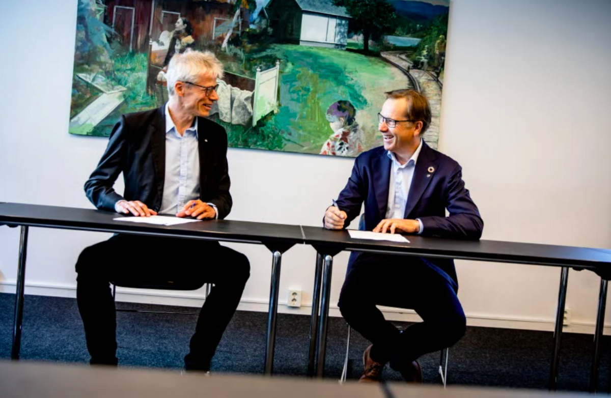 Skattedirektør Hans Christian Holthe og direktør i KS Lasse Hansen signerer avtale som gir kommunesektoren bedre tilgang til opplysninger fra Skatteetaten. Foto: Magnus Knutsen Bjørke.