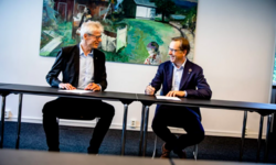 Skattedirektør Hans Christian Holthe og direktør i KS Lasse Hansen signerer avtale som gir kommunesektoren bedre tilgang til opplysninger fra Skatteetaten. Foto: Magnus Knutsen Bjørke.