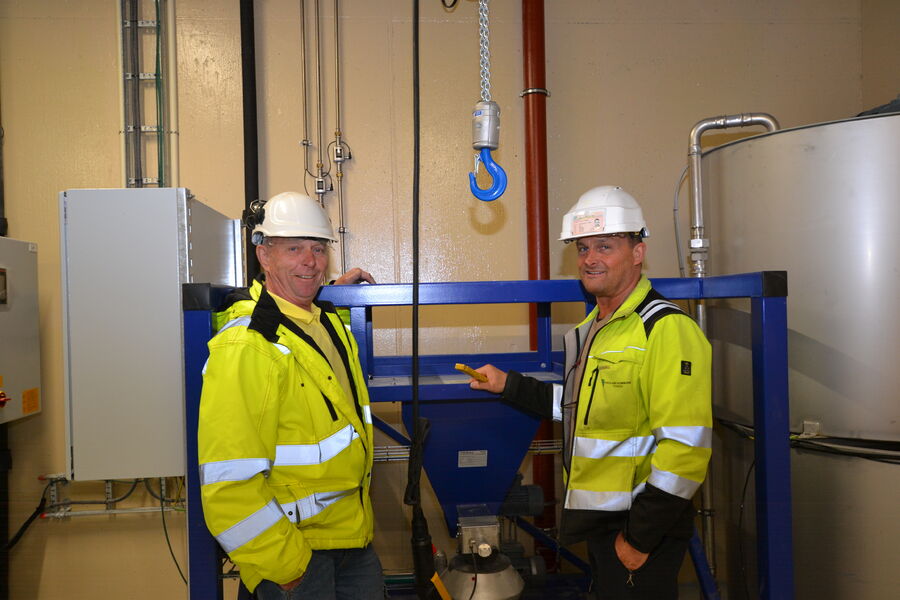 Kommunens sentrale prosjektledere fra venstre: Steinar Hesthag (byggeleder) og Kai Bakken (vann- og avløpsleder) viser frem det nye kjemikalirommet. Foto: Kjell M. Jacobsen