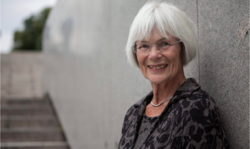 Tora Aasland er leder av Kommunesektorens etikkutvalg, som har utarbeidet Dilemmasamlingen i samarbeid med Transparency International Norge. Foto: KS