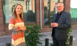 Statsråd Linda Hofstad Helleland sammen med leder av personvernkommisjonen, sjefredaktør og konsernsjef John Arne Moen. Foto: Kommunal- og moderniseringsdepartementet