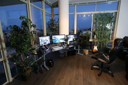 Min oppfordring til alle som nå vurderer å gå «all inn» på hjemmekontor; Ikke glem at vi er sosiale mennesker som trenger et fellesskap, en kultur og verdier som utvikler seg over tid, skriver Ole Kristian Amdam. Foto: Roberto Nickson / Unsplash