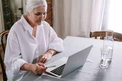 Forskerne ønsket å teste ut teknologiske løsninger for en gruppe eldre med mild kognitiv svikt eller demens, basert på behov definert av eldre selv. Foto: cottonbro / pexels