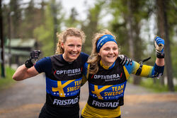 VILKET DRÖMPAR! Hanna Öberg och Stina Nilsson tränar tillsammans nästan varje dag inför den kommande skidskytte-säsongen. Foto: NICKLAS OLAUSSON/Skidskytteförbundet