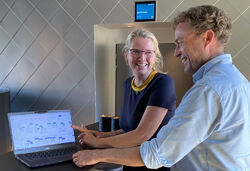Beate Lofseik og Per Olaf Skogshagen håper på mange svar fra kommunene. Foto: Hunbanken.