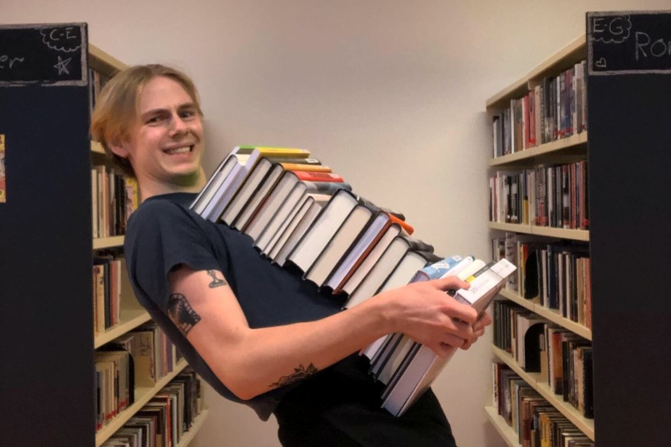 Økt utlån på biblioteket_Mads bærer bøker