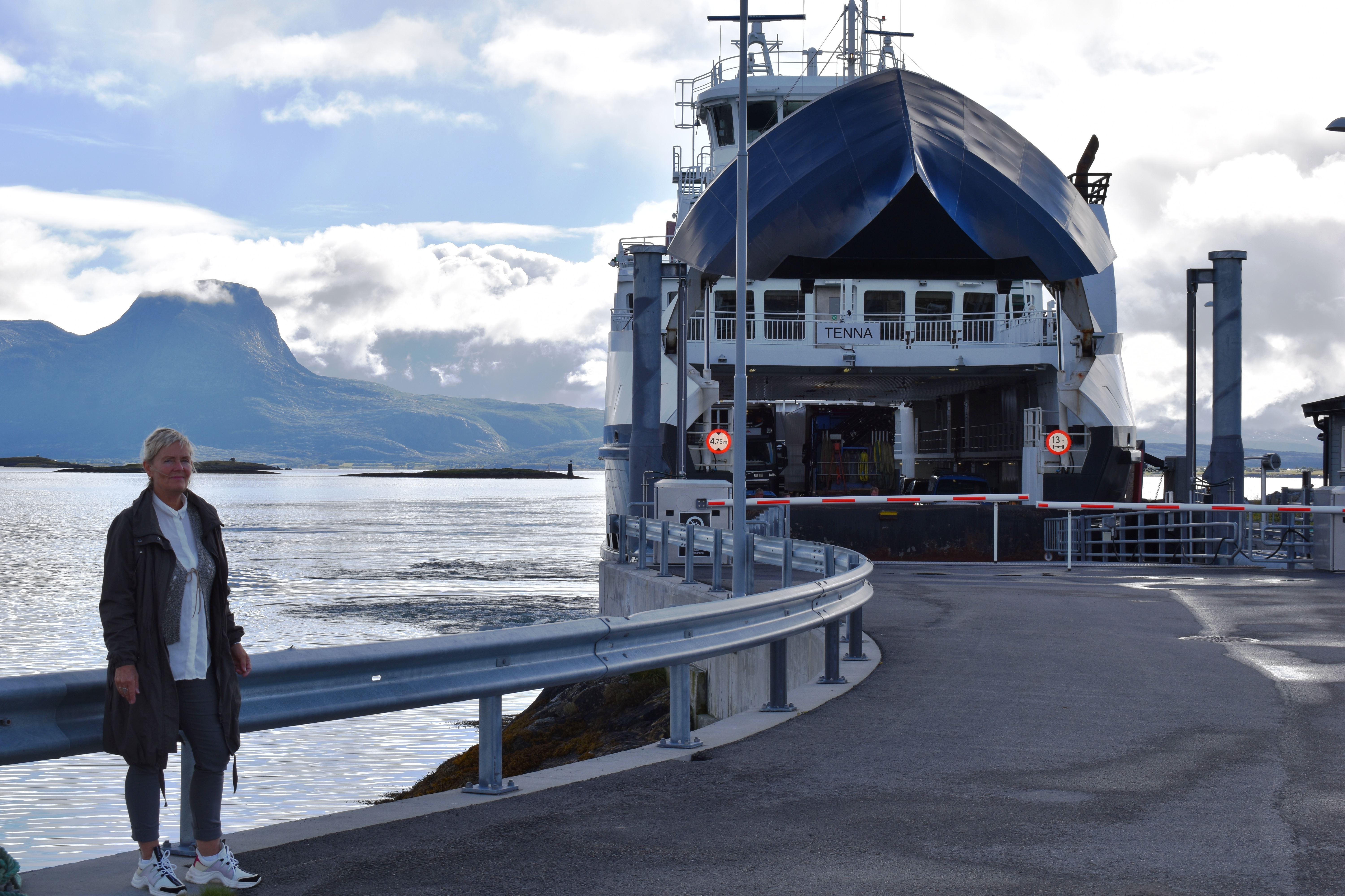 Ordfører Elbjørg Larsen liker dårlig at ferger i Herøysambandet fungerer som reserveferjer i andre samband. Ordfører Elbjørg Larsen liker dårlig at ferger i Herøysambandet fungerer som reserveferjer i andre samband.