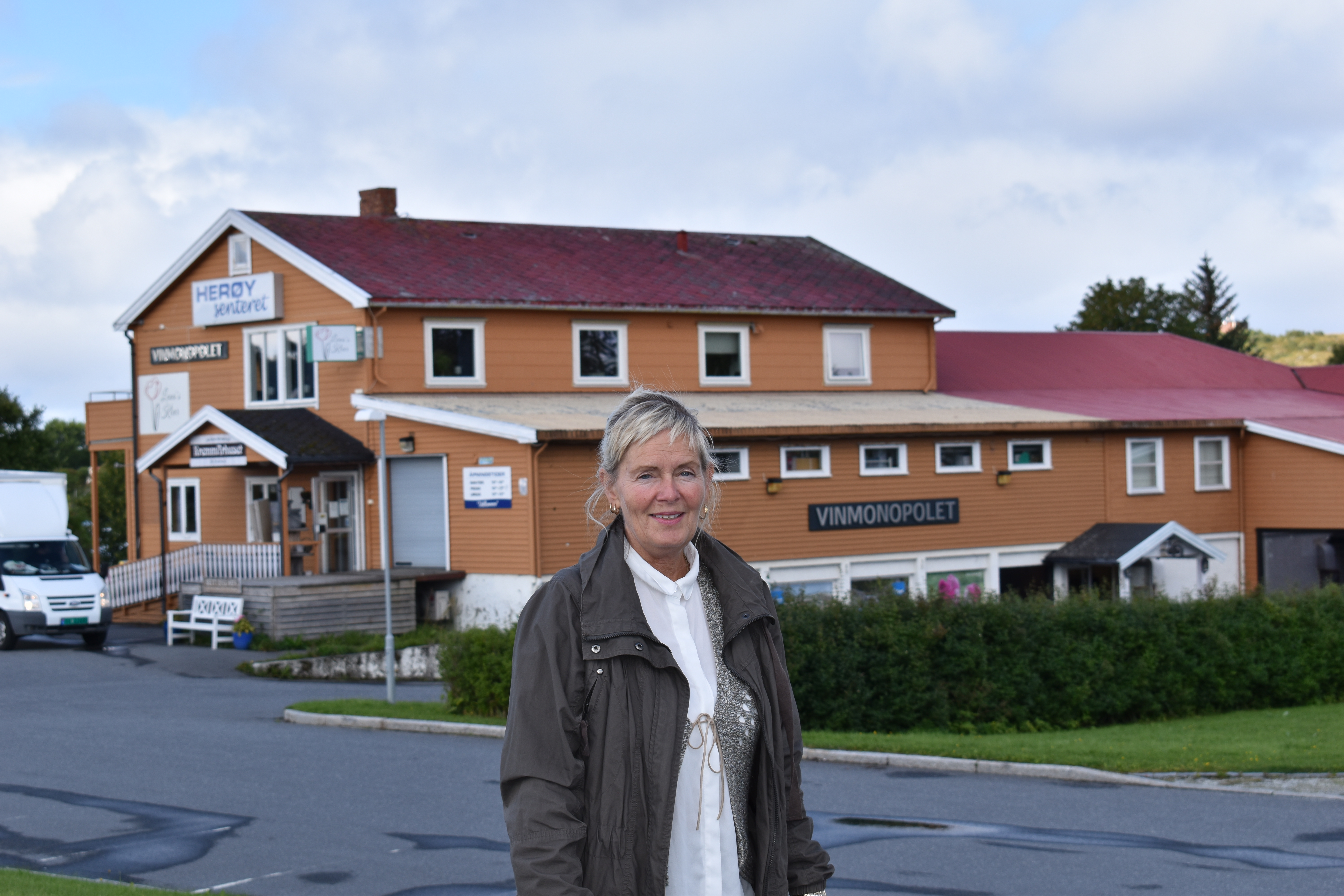 Ordfører Elbjørg står her med Herøysenteret i bakgrunnen. Ordfører Elbjørg står her med Herøysenteret i bakgrunnen.