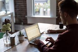 Hjemmekontoret har inntatt en posisjon i arbeidslivet som ikke vil forsvinne post korona. Mer fleksibilitet er bra, men vi må ikke miste de trygge rammene på veien, skriver Kari Sollien i Akademikerne. Foto: Bench Accounting / Unsplash