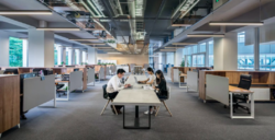 Funnene viser at inkluderende, rettferdig og støttende lederatferd var forbundet med en lavere risiko for psykiske plager hos ansatte, samt økt opplevelse av forutsigbarhet på arbeidsplassen. Foto: LYCS Architecture, Unsplash.