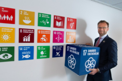 – Heile samfunnet må bidra om vi skal lukkast med å nå måla innan 2030, seier berekraftsminister Nikolai Astrup. Foto: Torbjørn Tandberg