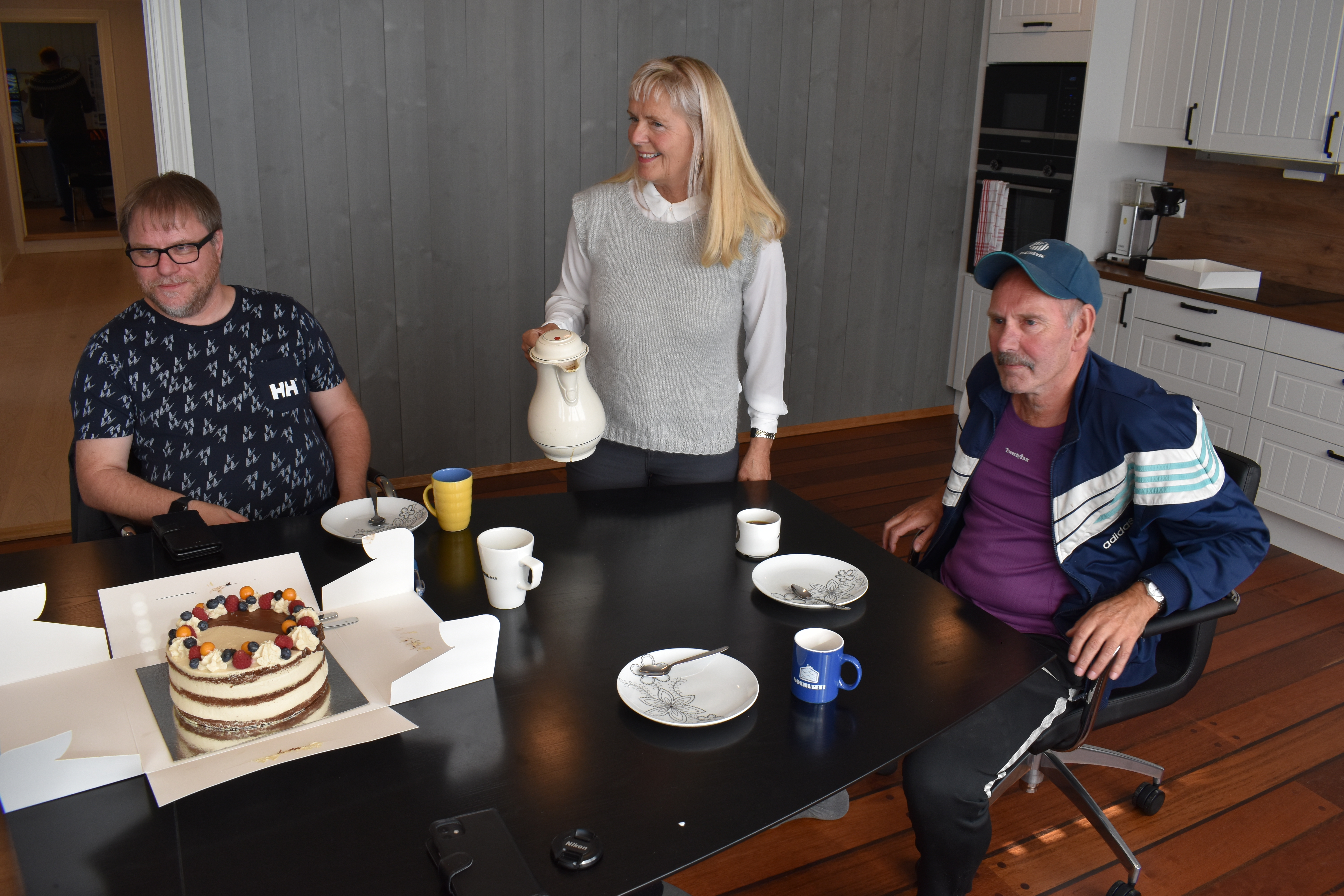 Historisk investering for oppdrettere i Herøy_Elbjørg servere kaffe og kaker