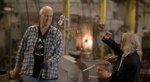 Marianne Heske på Hadeland Glassverk under produksjon av glasshoder til kunstverket Marianne Heske på Hadeland Glassverk
