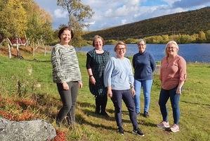 Bilde av prosjektgruppa, fra venstre Birgitte Olsen (hjemmetjenesten Kåfjord/ USHT Troms), Kristine Gaup Grønmo (USHT Sapmi), Linn Sylvi Steinnes (hjemmetjenesten Kåfjord), Lisbeth Remlo (USHT Troms), og prosjektleder Lisa Katrine Mo (hjemmetjenesten Kåfjord).