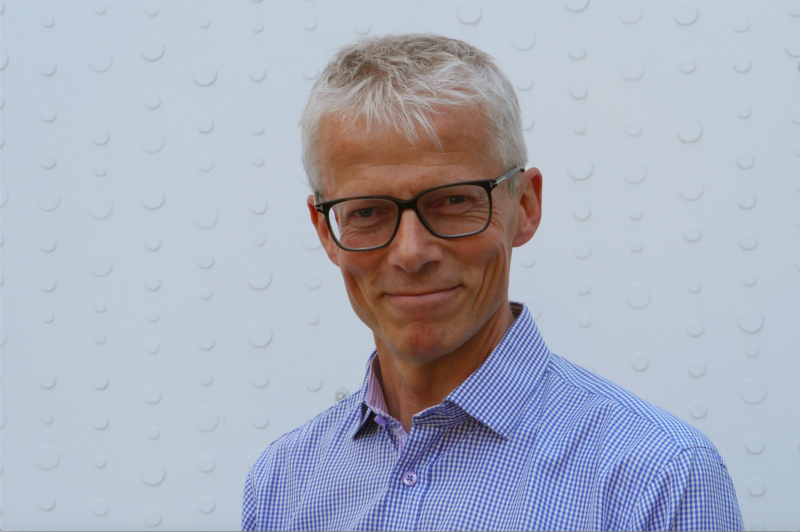 Mange av de som er berørt av hva NAV gjør og vedtar på deres vegne, er i en usikker situasjon. Vi må klare å formulere oss enkelt og tydelig både i brev og tekster på nav.no og i meldinger vi sender folk. Jeg vil også at vi i møte med en person skal forsøke å se helheten i vår kommunikasjon, sier Hans Christian Holte, arbeids- og velferdsdirektør .Foto: NAV Hans Christian Holte
