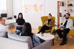 Det er gjennom samtaler og ulike perspektiv man kan se ting fra ulike vinkler og som bidrar til innovasjon og nyskaping, skriver Glenn Hole. Foto: You X Ventures / Unsplash