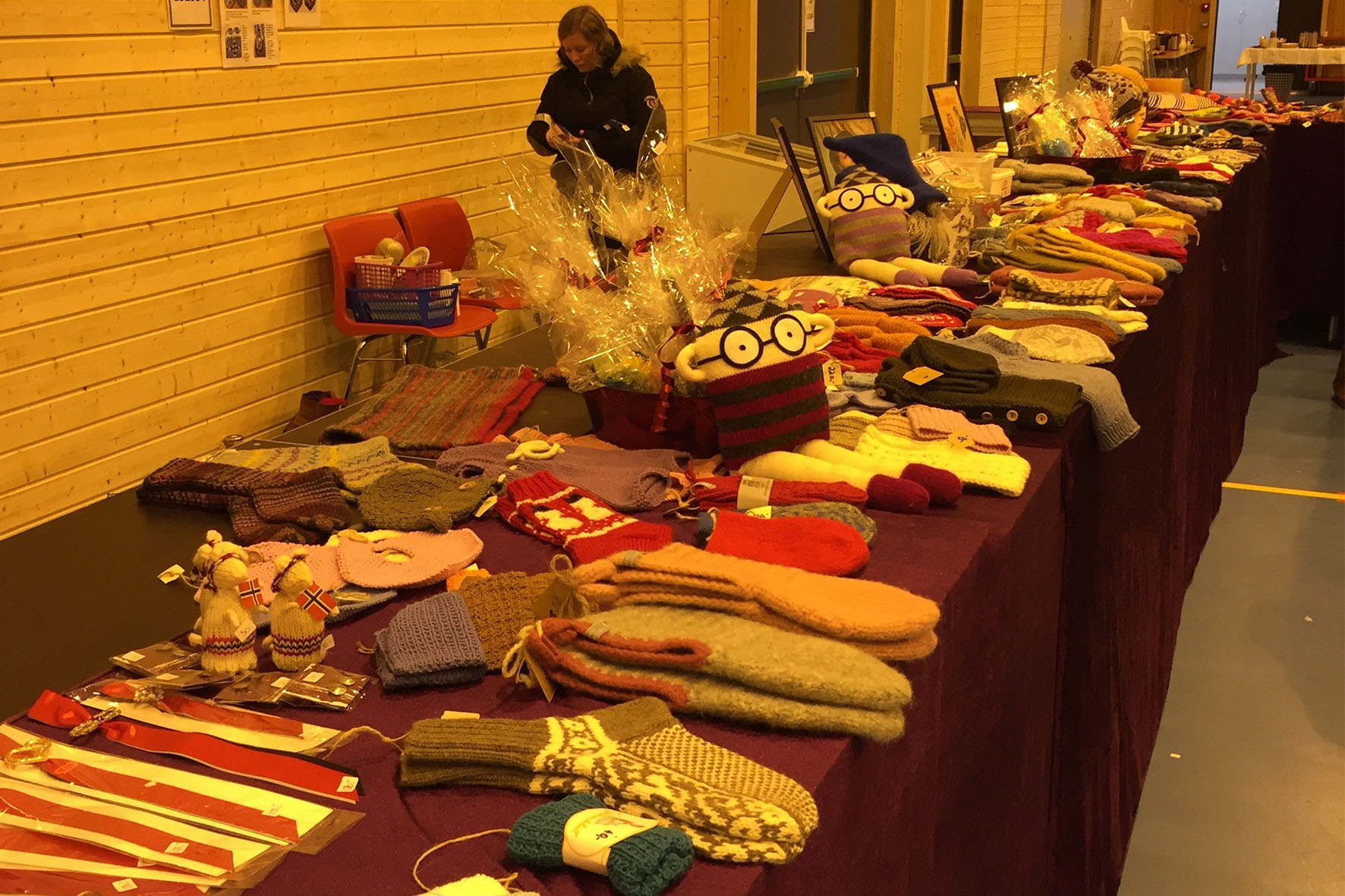 Foto fra fjorårets julemesse i Herøyhallen. Foto fra fjorårets julemesse i Herøyhallen.