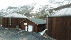 Nye Glomfjord vannverk er en sammenslåing av tre vannverk og ligger høyt over sentrum av industri- og tettstedet, med Svartis-breen som nabo. Foto: Kjell M. Jacobsen