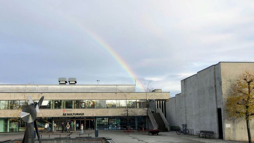 Alt blir bra! Foto: Ås kommune/Hilde Fougner Foto av fasaden på Ås kulturhus med en regnbue over