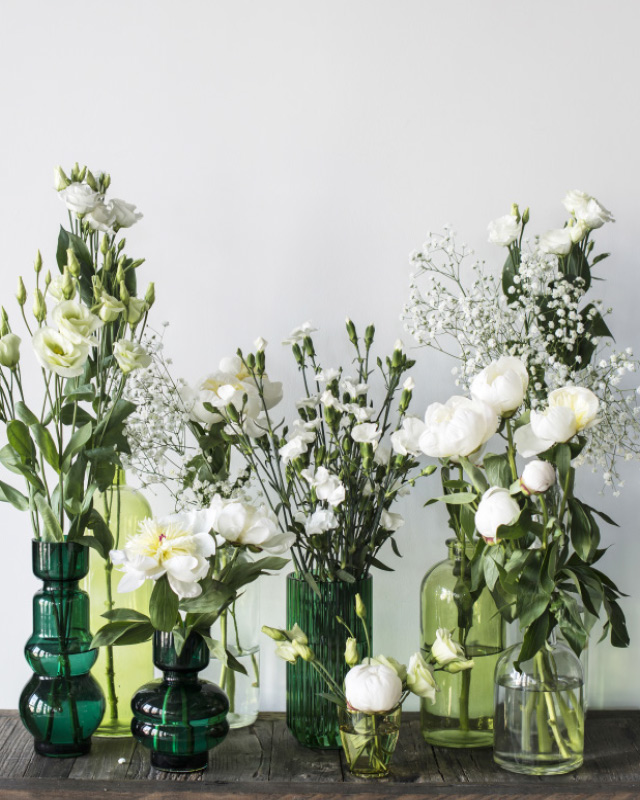 Lisianthus-med-andre-blomster-i-forskjellige-vaser.jpg
