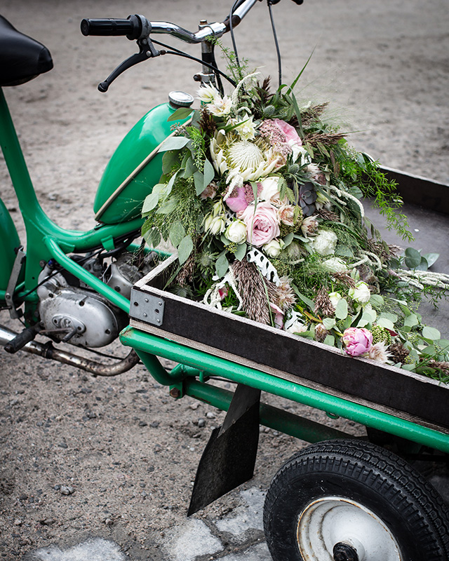 gammel-moped-med-brudebukett.jpg