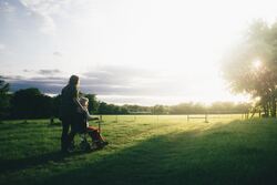 Relasjonsarbeid, som regnes som kjernen i sosialt- og velferdsarbeid, har i stor grad blitt byttet ut med dialogbokser og chattetjenester i noen av våre mest sentrale velferdstjenester. Foto: Dominik Lange / Unsplash