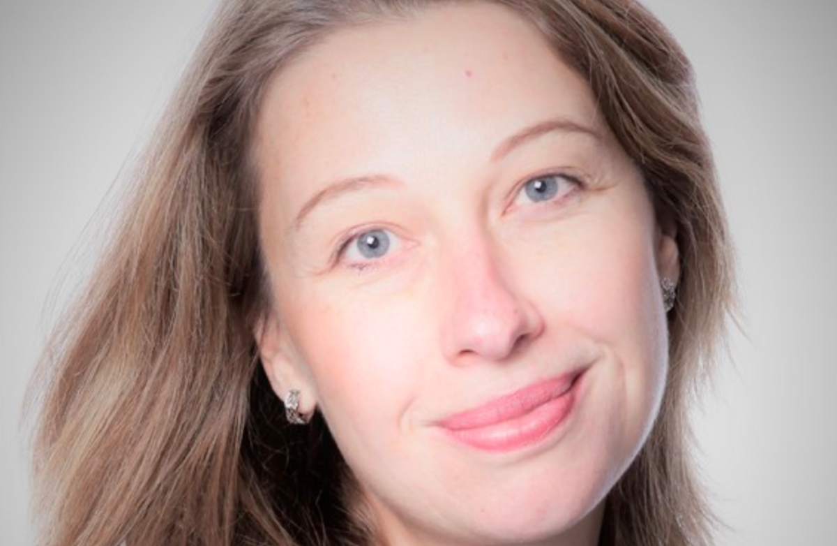 Kvinne med langt mellomblondt hår med hode litt på skakke.