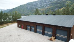 I bakgrunnen med Setesdalsfjellene på begge sider, ligger Byglandsfjorden med Araksfjorden (203 m o h) sentralt i   kommunen. Bygningen er på totalt 910 m2 fordelt på renseanlegg, sivilforsvarslager, brannstasjon, kontorer og møterom.