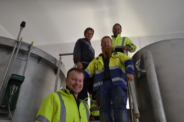 KLAR FOR PRØVEDRIFT: Kjell Øyvind Berg (prosjekt- og tjenesteleder, Bygland kommune), Tony Endre Lappalainen (Lafopa AS), Fredrik Langfeldt (driftsleder) og Tom Skjeggedal (driftsoperatør).