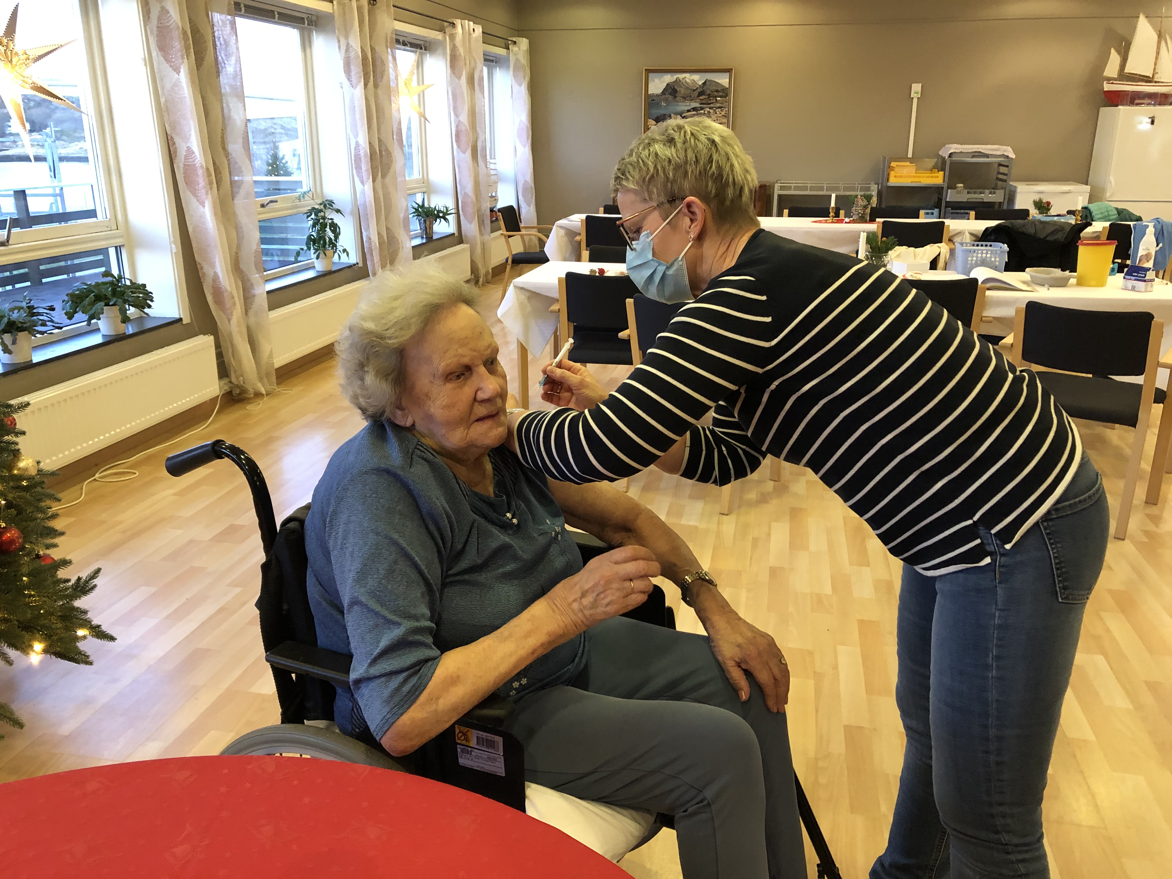 Bjørg Sandvær var den første som fikk koronavaksine i Herøy kommune. Bjørg Sandvær var den første som fikk koronavaksine i Herøy kommune.