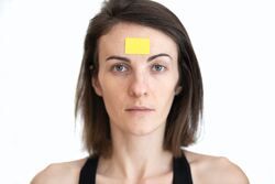 Artikkelforfatteren mener at de første 5 minuttene i et møte med et annet og ”nytt” menneske er de farligste. For det er da vi kan begynne å miste kontrollen og kontakten, og begynne å fantasere og produsere de mest utenkelige og utrolige meninger og synspunkter om dette (med)mennesket. Foto: engin akyurt / Unsplash