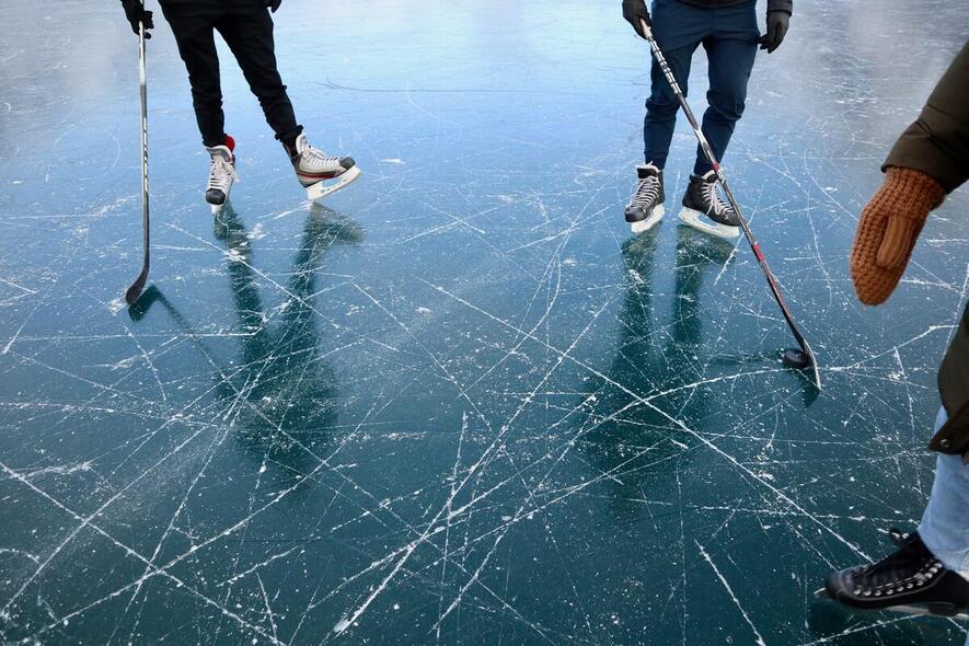 Illustrasjonsfoto av noen på hockeyskøyter på isen