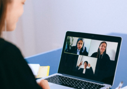 Digitale møter betyr lavere terskel for å bli med fordi man kan sette av mindre tid. Det krever ikke mye å «stikke innom» et digitalt møte. Foto: Anna Shvets / Pexels