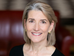 – I en verden der mer og mer av arbeidet er komplekst og usikkert, er det viktigere enn noen gang at folk er ærlige, at de er villige og i stand til å si fra, sier Amy Edmondson, professor i Leadership og management ved Harvard University. Foto: Harvard University