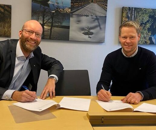 Petter Skottland fra Ungt entreprenørskap Viken og ordfører Harald Tyrdal signerer avtale om Ungt entreprenørskap Signering av avtale - Ungt entreprenørskap