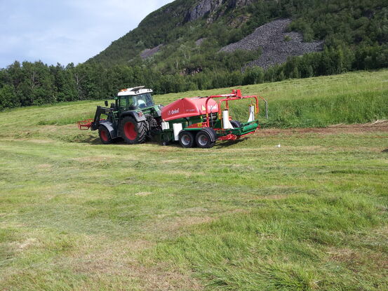 traktor på jordet
