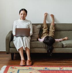I Norge er det et prinsipp at all offentlig forvaltning skal være digitalt tilgjengelig, og at digital kommunikasjon skal være førstevalget i kommunikasjon med borgere. – Tjenestene skal være universelt utformet, men mine funn tyder på at de ikke favner alle, sier forsker Heidi Esma Dahl Bønnhoff. Foto: Ketut Subiyanto / Pexels.