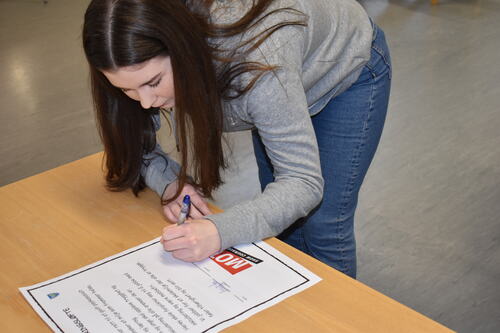 Elevrådsleder Nathalie Paulsen signerer.