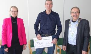 Miljøpris 2020 prisvinner Endre Tobiassen i midten med kommunedirektør Merete Hessen til venstre og ordfører Torbjørn Larsen til høyre