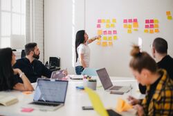 Det 1. av 7. tips fra artikkelforfatteren: Sett deg inn i problemstillingene og bakgrunnen for prosjektet. Prosjekteier og brukere besitter unik kunnskap om egen virksomhet. Denne kunnskapen må fram, systematiseres og formidles. Foto: You X Ventures / Unsplash