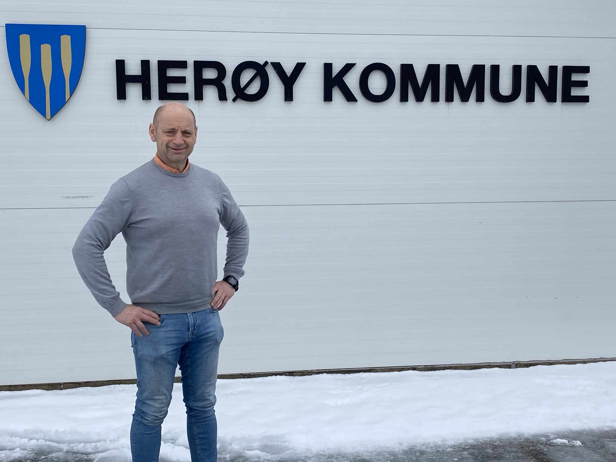 Tor Henning Jørgensen ved rådhuset i Herøy